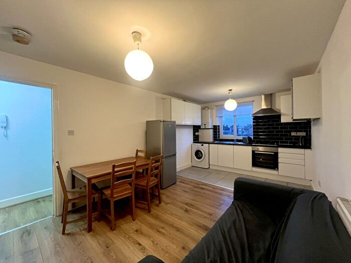 2 Bedroom Flat To Rent In Longley Road, SW17