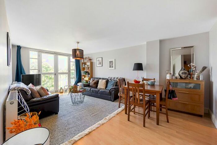 2 Bedroom Flat To Rent In Queenstown Road, Clapham, SW8