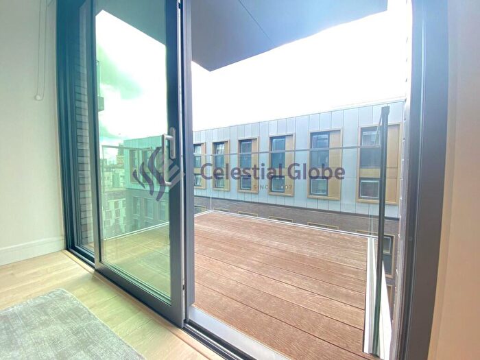 2 Bedroom Flat To Rent In Piazza Walk, London, E1
