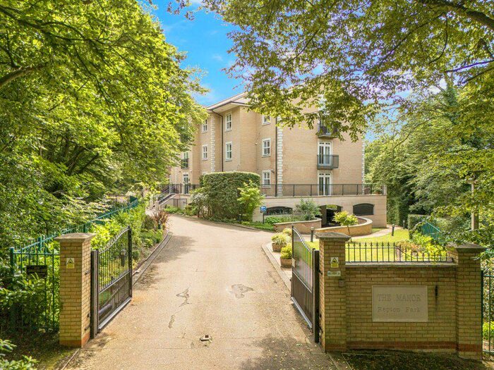 2 Bedroom Flat To Rent In Chigwell, IG8