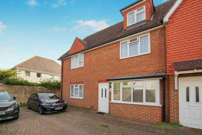 3 Bedroom Town House To Rent In Commercial Road, Eastbourne, BN21