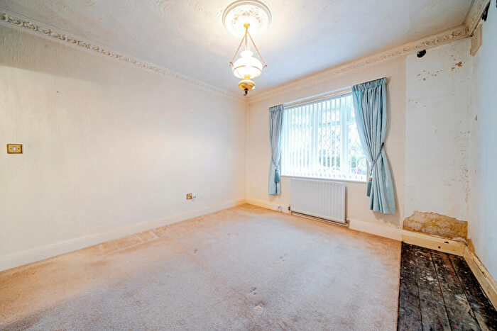 2 Bedroom Bungalow For Sale In Woodmere Avenue, Croydon, CR0