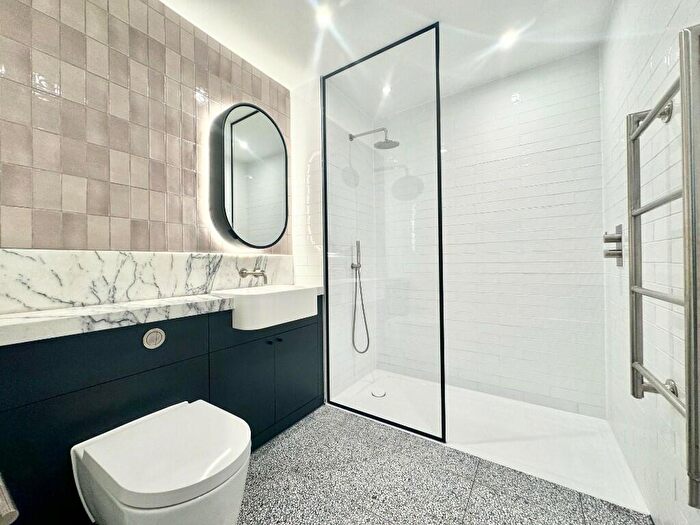 2 Bedroom Apartment To Rent In Viaduct Gardens, London, SW11