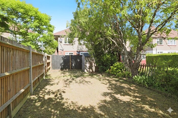 2 Bedroom Apartment For Sale In Victoria Close, Horley, RH6