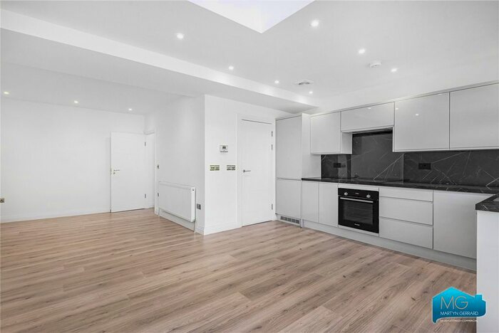 5 Bedroom Semi-Detached House To Rent In Daneland, East Barnet, London, EN4