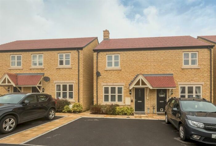 2 Bedroom Property For Sale In Bedford Mews, Long Hanborough, Witney, OX29
