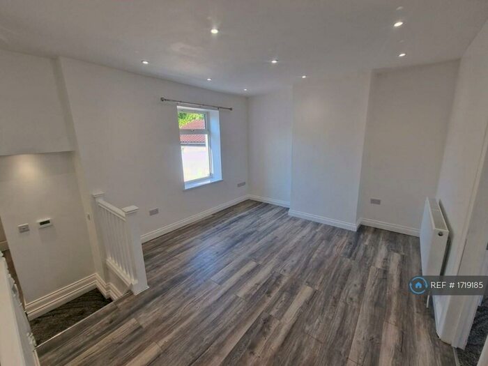 2 Bedroom Flat To Rent In Emerald Street, Cardiff, CF24