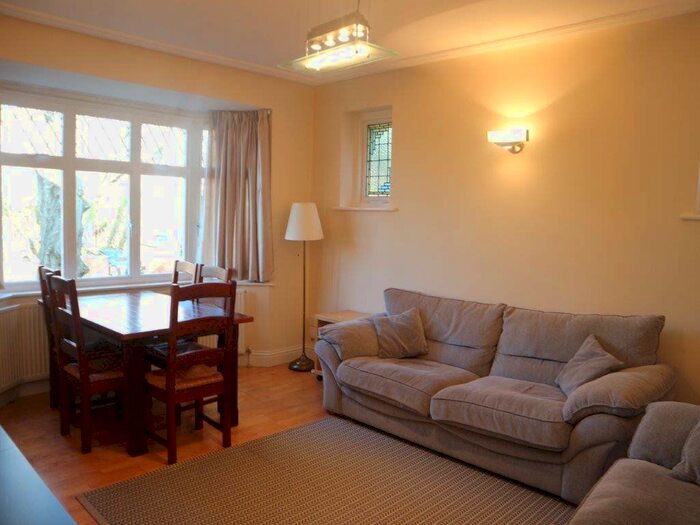 2 Bedroom Flat To Rent In Park Hill, London, W5