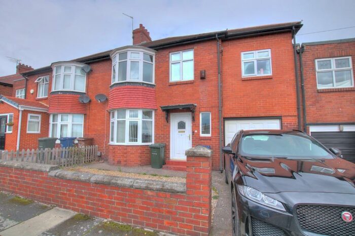4 Bedroom Semi-Detached House To Rent In Fowberry Crescent, Fenham, Newcastle Upon Tyne, NE4