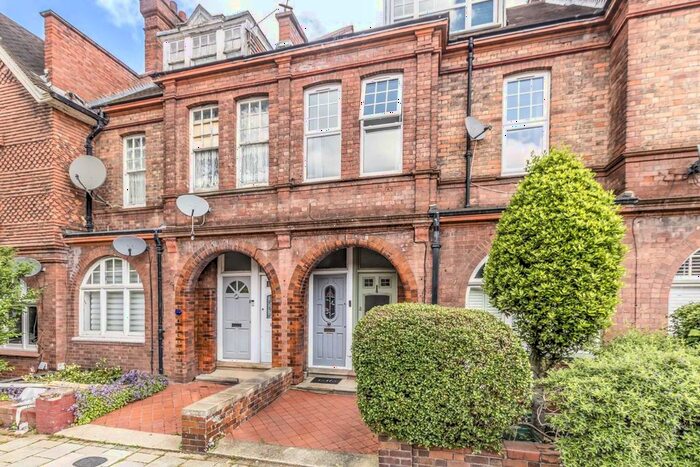 3 Bedroom Flat To Rent In Barcombe Avenue, London, SW2