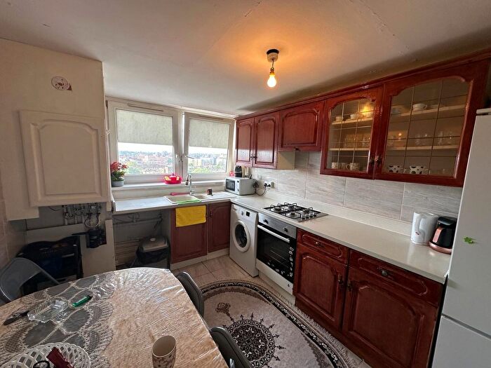 2 Bedroom Flat To Rent In Progress Way, Wood Green, N22