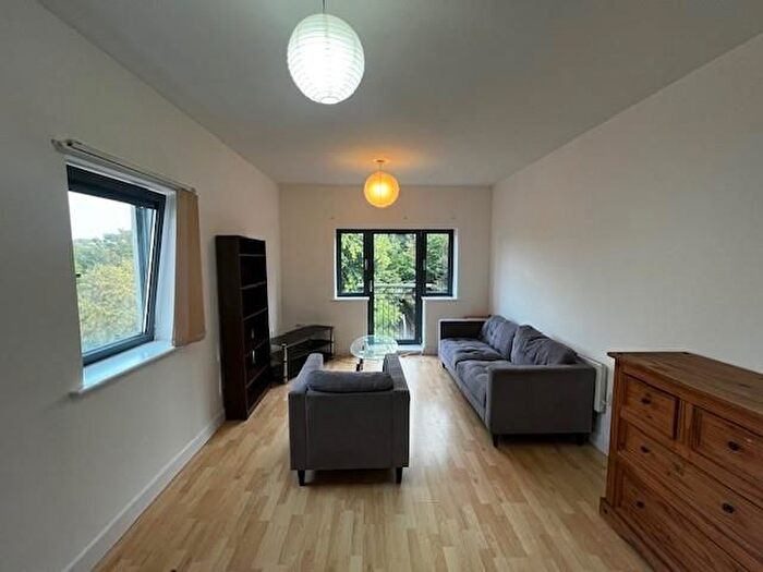 2 Bedroom Flat To Rent In Cunliffe Road, Bradford, BD8