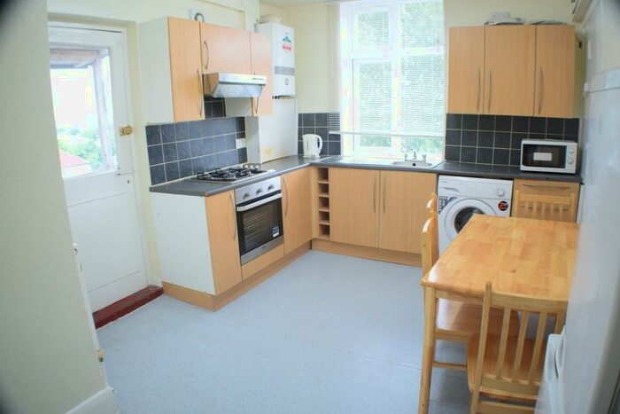 2 Bedroom Flat To Rent In Clayhall Avenue, Ilford, Essex, IG5