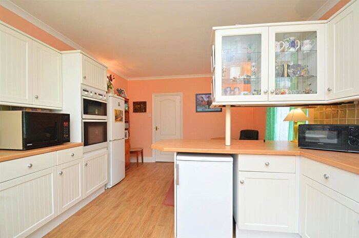 2 Bedroom Detached Bungalow For Sale In Short Walk To Cliff Path * Lake, PO36