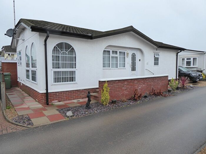 2 Bedroom Mobile/park Home For Sale In Grove Park, Magazine Lane, Wisbech, PE13