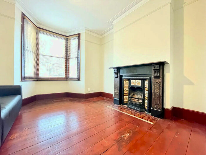 3 Bedroom Semi-Detached House To Rent In Hatherley Road, Walthamstow, E17