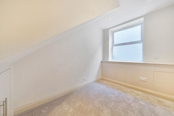2 Bedroom Apartment For Sale In Whateley Road, London, SE22