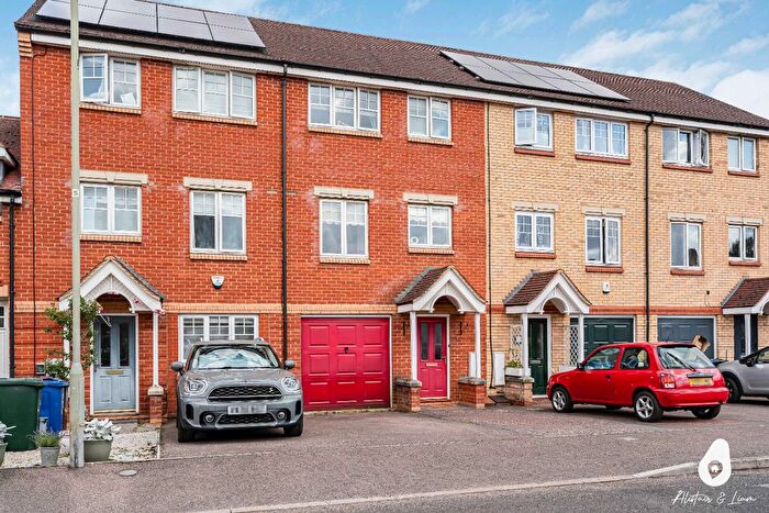 3 Bedroom Town House For Sale In Cranesbill Drive, Bicester, OX26