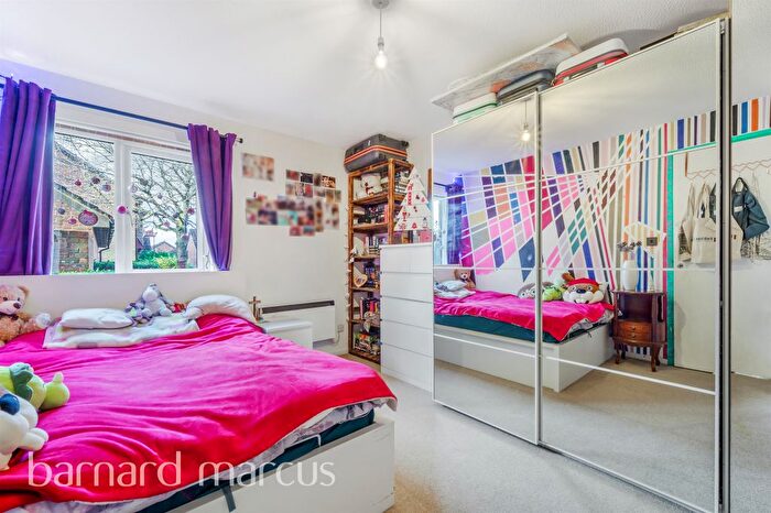 1 Bedroom Flat For Sale In Deerhurst Close, Feltham, TW13