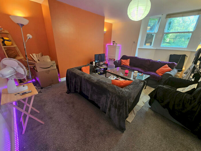 3 Bedroom Flat To Rent In Moorland Avenue, Leeds, LS6