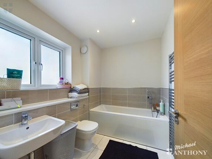 5 Bedroom Detached House For Sale In Ruby Crescent, Aylesbury, HP18