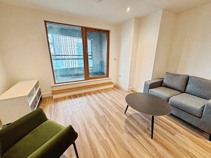 2 Bedroom Flat To Rent In Crown Point Road, Leeds, West Yorkshire, LS9