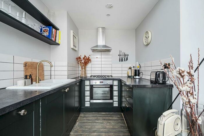 2 Bedroom Flat To Rent In Bethnal Green Road, Hackney, London, E2