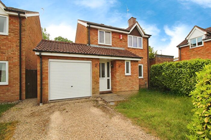 3 Bedroom Detached House For Sale In Clinton Close, Grange Park, SN5