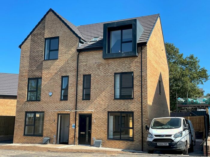 4 Bedroom Semi-Detached House To Rent In Frank Wright Close, Sheffield, S2