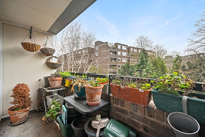 2 Bedroom Flat For Sale In Justin Close, Brentford, TW8