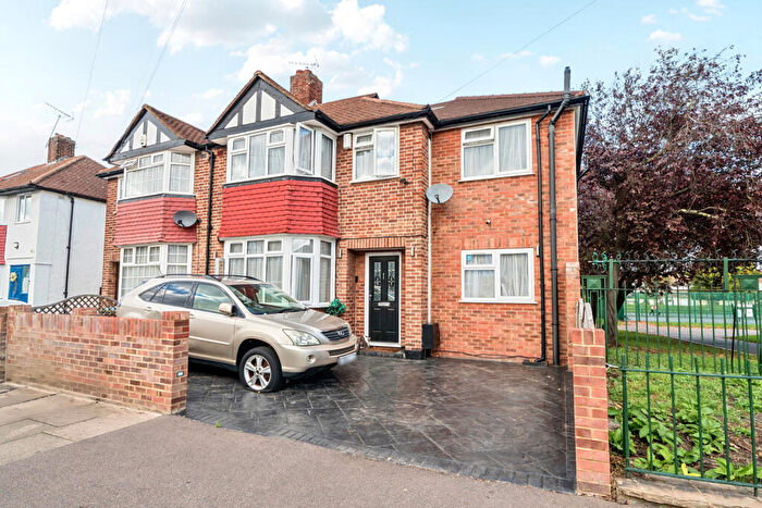 4 Bedroom Semi Detached House For Sale In Brookdene, Plumstead, SE18