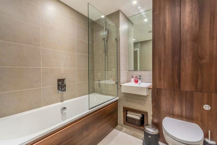 2 Bedroom Flat To Rent In Woodberry Grove, Finsbury Park, London, N4