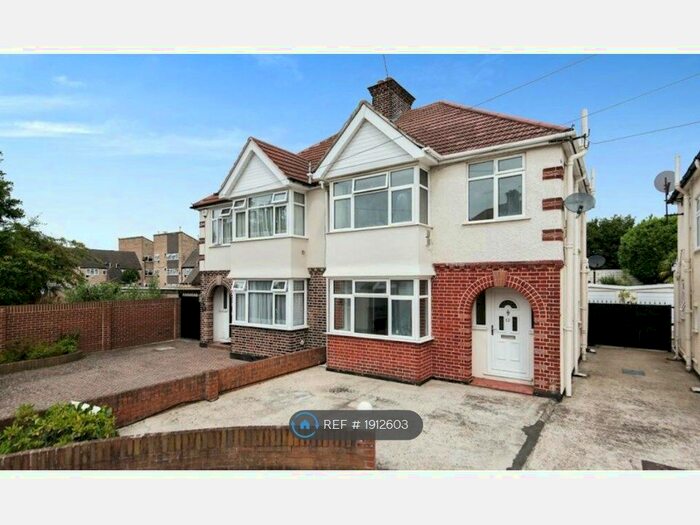 3 Bedroom Semi-Detached House To Rent In Beverley Avenue, Hounslow, TW4