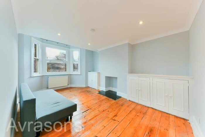 3 Bedroom Flat To Rent In Handforth Road, London, SW9