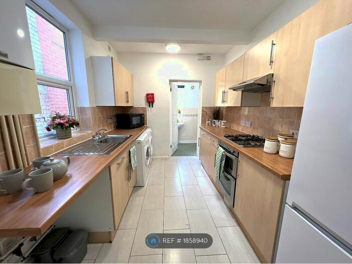 6 Bedroom Terraced House To Rent In Grange Avenue, Reading, RG6