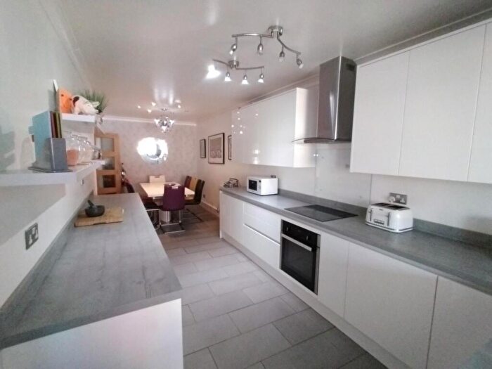 5 Bedroom Semi-Detached House To Rent In Queens Road, Beeston, NG9