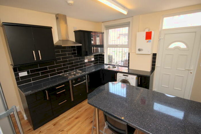 5 Bedroom Terraced House To Rent In Lucas Street, Woodhouse, Leeds, LS6