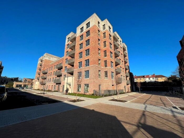 2 Bedroom Flat To Rent In Larch Way, London, N14