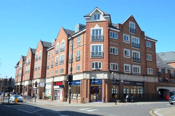 2 Bedroom Flat To Rent In High Street, Brentford, TW8