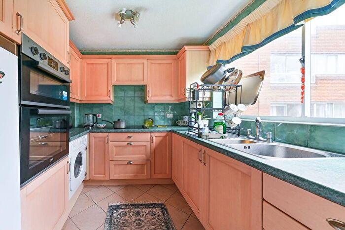 2 Bedroom Flat To Rent In Homefield Park, Sutton, SM1