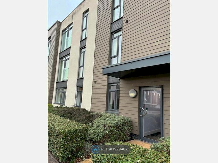 2 Bedroom Flat To Rent In Cunningham Court, Taunton, TA1