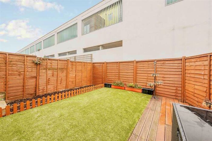 2 Bedroom Flat To Rent In Valetta Road, Acton W3