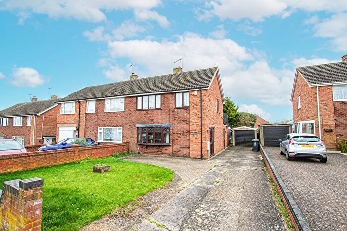 3 Bedroom Semi-Detached House For Sale In Drayton Road, Irthlingborough, NN9