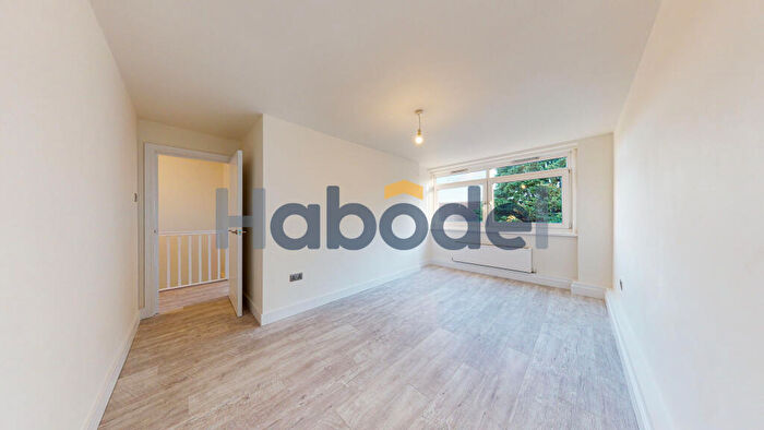 3 Bedroom Flat To Rent In Globetown, London, E2