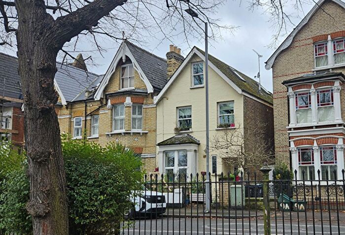 2 Bedroom Flat For Sale In Fairfield West, Kingston Upon Thames, KT1