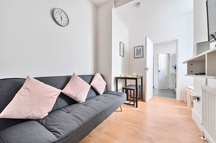 2 Bedroom Flat To Rent In Northcott Avenue, London, N22