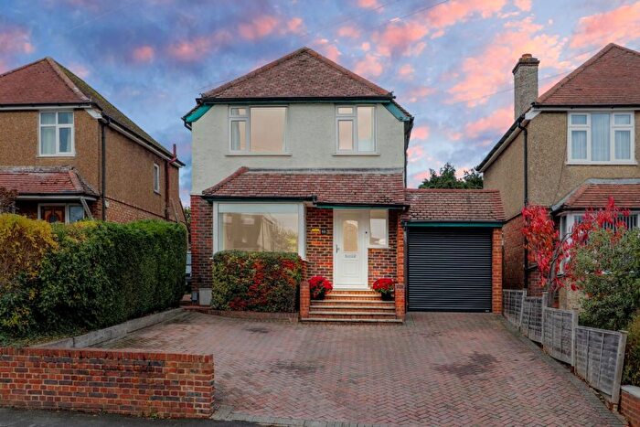 3 Bedroom Detached House For Sale In Shepherds Lane, Guildford, GU2