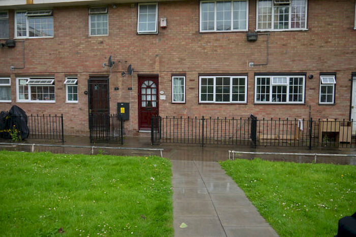 4 Bedroom Maisonette To Rent In Portia Way, Mile End, London, E3