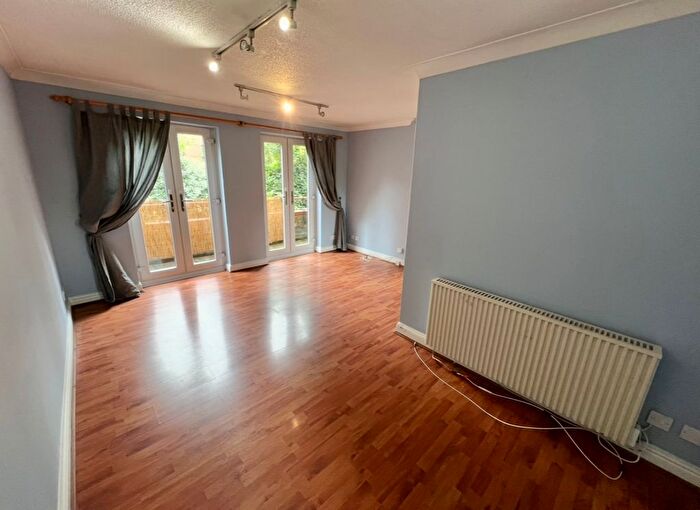 1 Bedroom Flat To Rent In Bramber Court, Sterling Place, Brentford / Ealing Boarders, W5