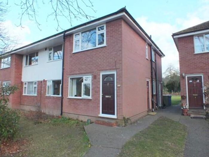 2 Bedroom Maisonette To Rent In Prospect Road, Farnborough, Hants, GU14